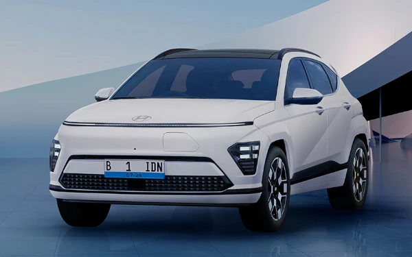 Hyundai Kona EV 2025 warna biru tua dipajang di dealer Hyundai Bekasi bersama logo Bhito Hyundai dan banner promo Special Price