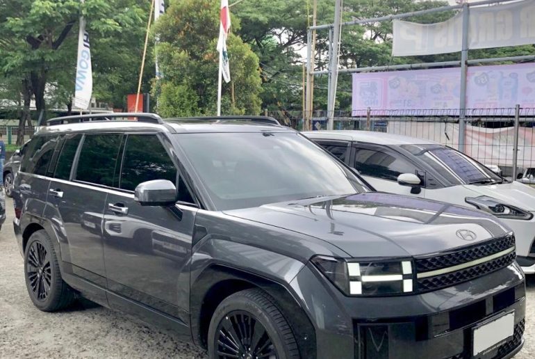 Hyundai Santa FE SUV premium 7 penumpang di Jakarta dan Bekasi dengan pilihan mesin bensin 2.5 dan Hybrid Electric Vehicle (HEV), tampilan elegan dan fitur keselamatan modern