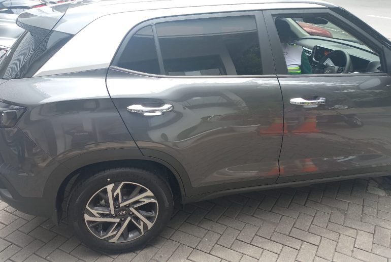 Hyundai Creta Prime warna silver di showroom Hyundai Bekasi dengan promo kredit DP ringan khusus area Bekasi.